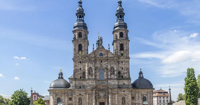 Wer liegt im Dom zu Fulda begraben?
