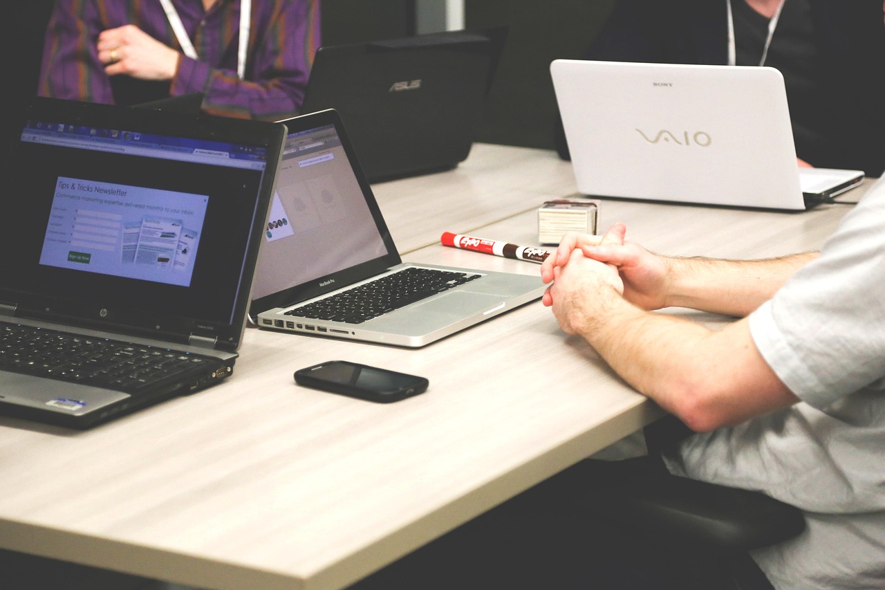 professionelles business meeting: tipps für eine erfolgreiche geschäftskonferenz, effektive kommunikation und effiziente zusammenarbeit im unternehmen. entdecken sie strategien zur optimierung ihrer meetings.