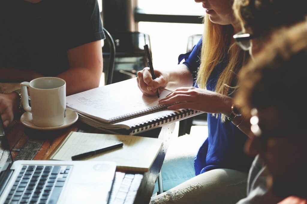 entdecken sie, wie erfolgreiche business meetings organisiert und durchgeführt werden. tipps, methoden und tools für effektive geschäftstreffen jetzt lesen!