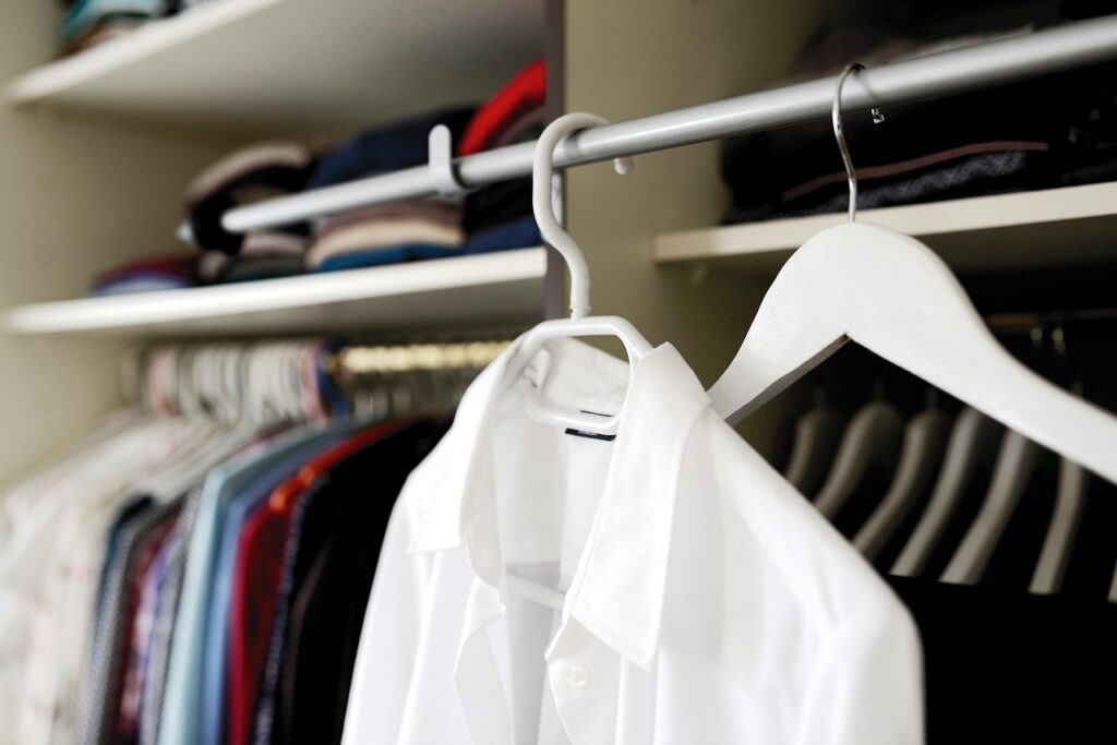 entdecken sie die vorteile einer capsule wardrobe: weniger ist mehr! tipps zur auswahl zeitloser kleidungsstücke, um ihren stil zu optimieren und den alltag zu vereinfachen.