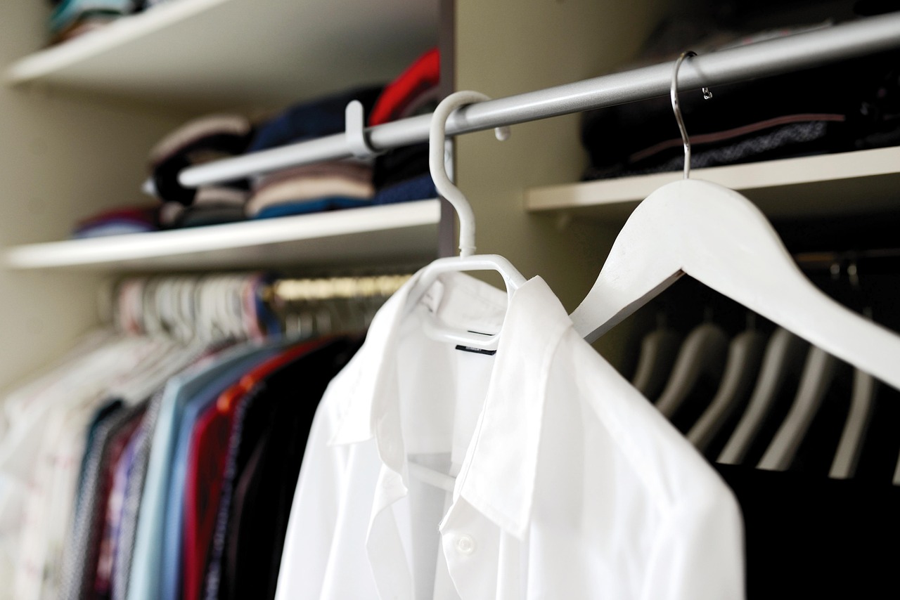 entdecken sie die vorteile einer capsule wardrobe: weniger ist mehr! tipps zur auswahl zeitloser kleidungsstücke, um ihren stil zu optimieren und den alltag zu vereinfachen.