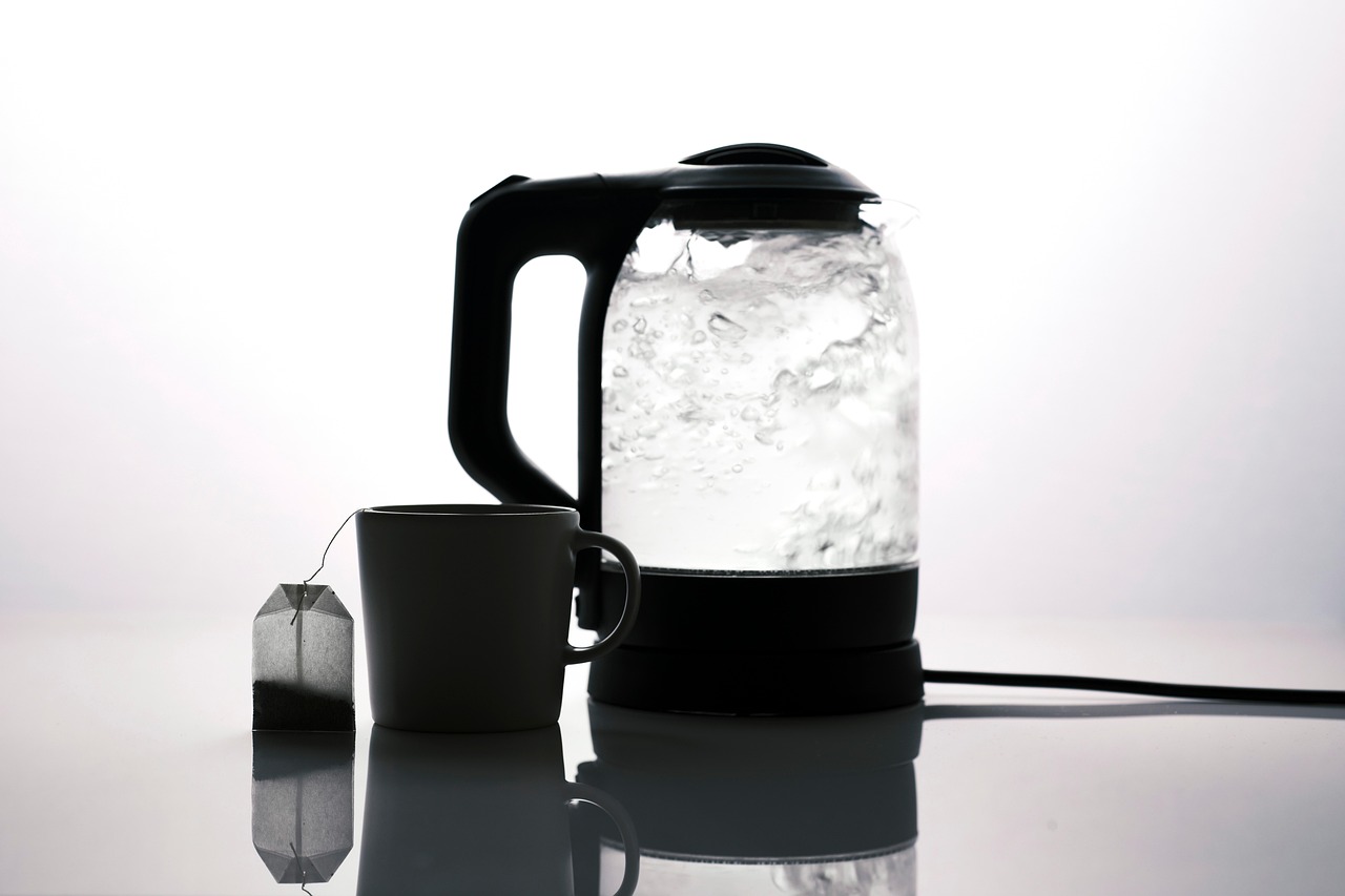 entdecken sie die unverzichtbaren küchengeräte, die ihnen das kochen erleichtern und ihre küche perfekt ausstatten. hier finden sie empfehlungen und tipps rund um essentielle haushaltsgeräte.
